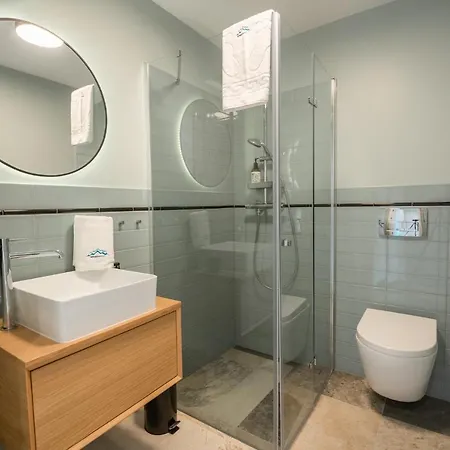 Invest Place 2 Be Apartament *