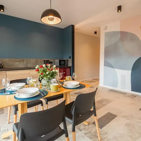 Invest Place 2 Be Apartament *